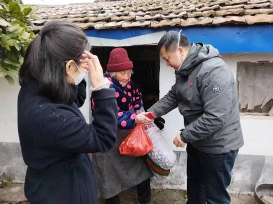 岳陽市生態(tài)環(huán)境局華容分局愛心慰問敬老院 傳遞溫暖顯真情